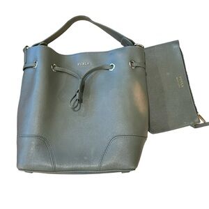 FURLA Stacy small bucket bag made in Italy Sz M